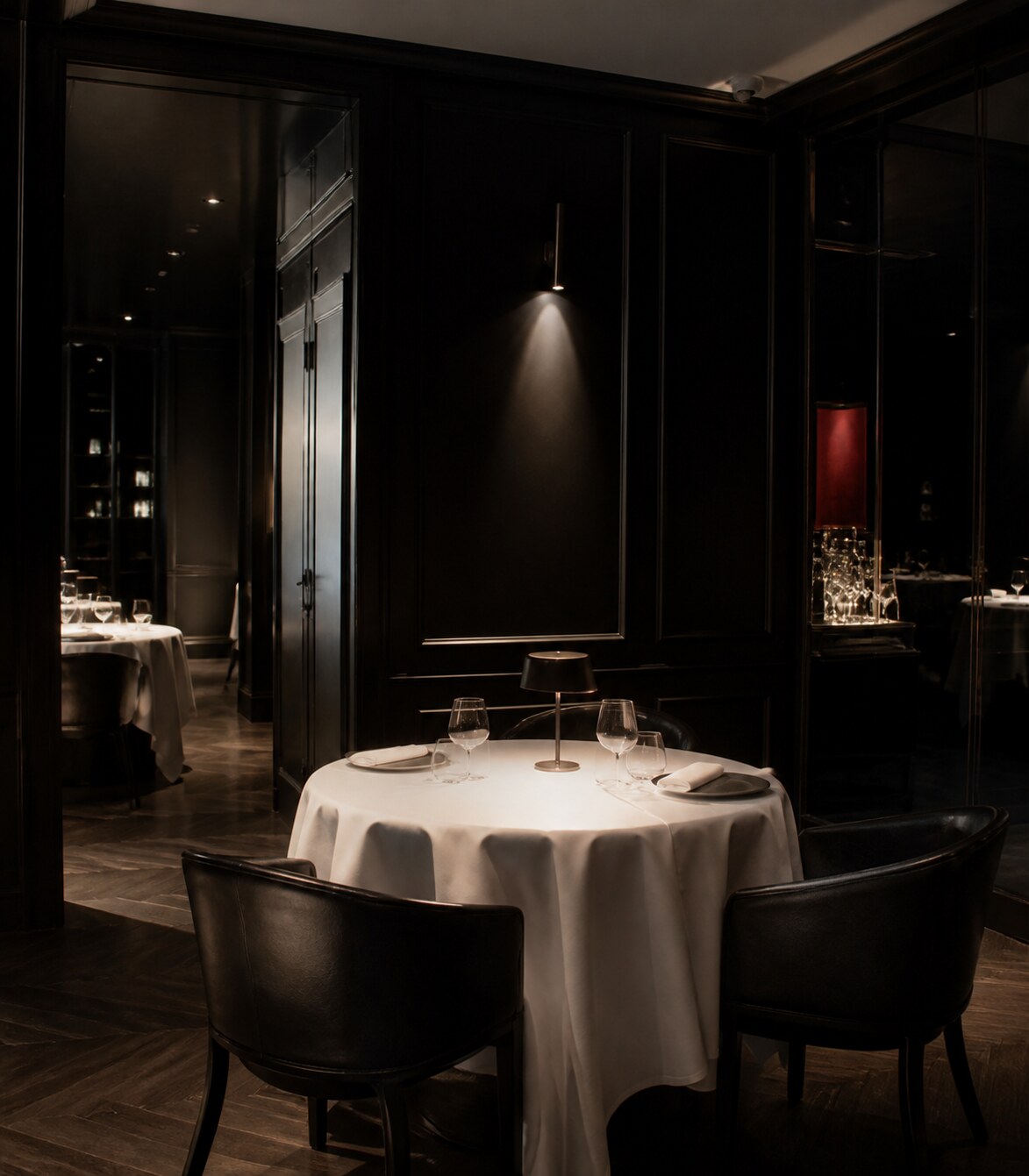 Elegant spisesal med sorte lakkerte flater